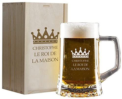 My original gift Cadeau personnalisé : Chope à bière « Le roi de la maison » gravée de son nom sur une caisse en bois également gravée
