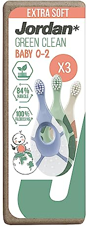 Jordan Step 1 Green Clean Kleinkind-Zahnbürste, nachhaltige Babyzahnbürste, 0–2 Jahre, biobasierte, extra weiche Borsten, 84 recycelte Griffe, weicher Beißring, gemischte Farben, Packung mit 3 Einheit
