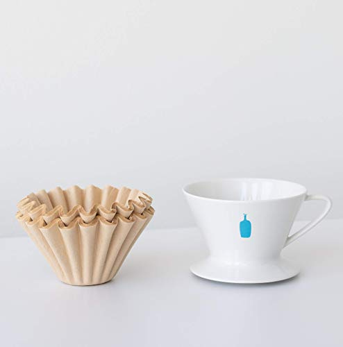 Bouteille bleue en céramique et filtres en bambou pour verser sur le café
