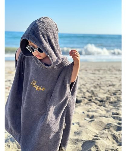 Liomio® Badeponcho Kinder personalisiert mit Namen - 63x63 cm [Made in EU] Poncho Handtuch aus 100% Baumwolle [Oeko-TEX®100] - Kapuzenhandtuch Baby Poncho Kinder mit Kapuze (Anthrazit)