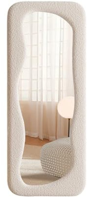 SensaHome gepolsterter Standspiegel Curvy – asymmetrischer organischer Ganzkörperspiegel aus Bouclé-Stoff – 60 x 160 – Teddyweiß