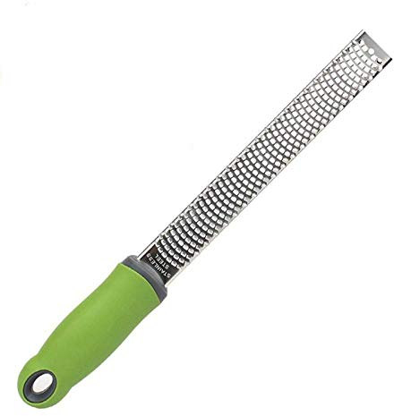 GTmart - Rallador de Queso de Acero Inoxidable con Cubierta de Seguridad y Mango ergonómico Verde para Lima, cítricos, garlico, Tuercas, Naranja, Chocolate, Jengibre, Nutmeg, Pepino.