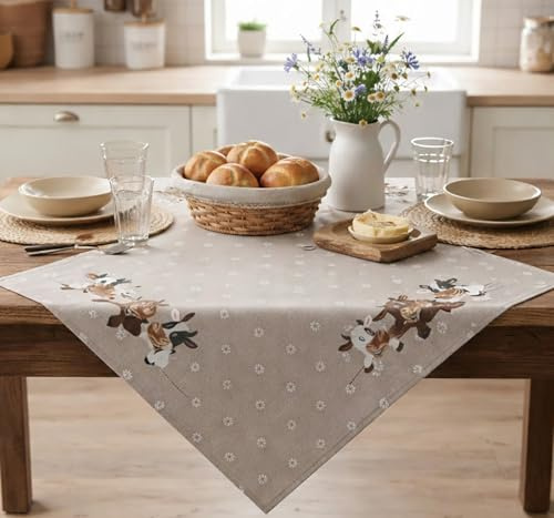 KAMACA Mitteldecke Lustige Kühe – 85x85 cm Tischdecke mit filigraner Kurbelstickerei – Bauernhof-Dekor für Frühling & Sommer – Hochwertige Tischwäsche Ecru-Braun waschbar & langlebig