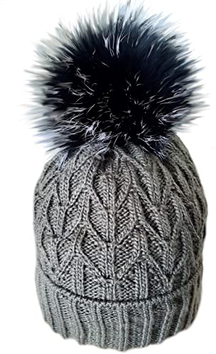 MERRYLAND Mütze Echtfellbommel Pudelmütze ECHTFELL Bommelmütze Hat Real Fur Handmade Fellbommel Echt Fell Strickmütze Bommel Pelzbommel Waschbär Raccoon Pelz
