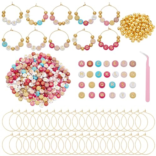 FINGERINSPIRE 60 Set DIY Weinglas Anhänger Bastelset Trinkanhänger Bastelbedarf Mit 60 Messingringen 120 Eisen Abstandsperlen 300 undurchsichtigen Acryl Buchstabenperlen Pinzettenwerkzeug Für Partys
