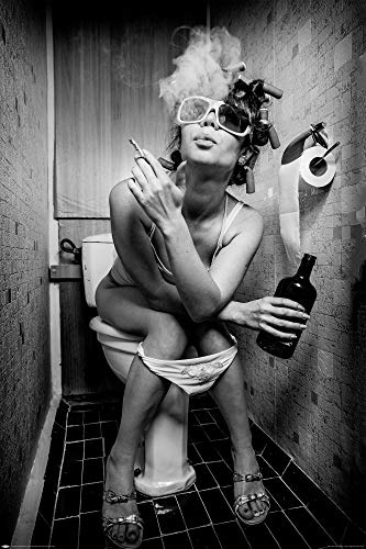 Close Up Girl Sits In a Toilet Premium Poster, Plakat XL - 61 x 91,5 cm - Frau auf Toilette mit Zigarette und Schnaps