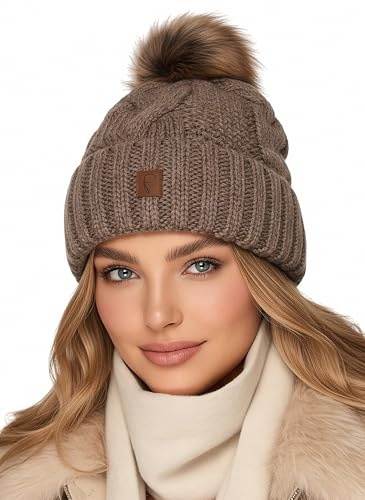 Baesics Bommelmütze Damen Herren - Zopfmuster Wintermütze Kunstfell Bommel | Mit flauschigem Pompon und weichem Fleecefutter, Größe ca. 54-58 cm, Strick aus der EU. Warm für Herbst, Winter und als
