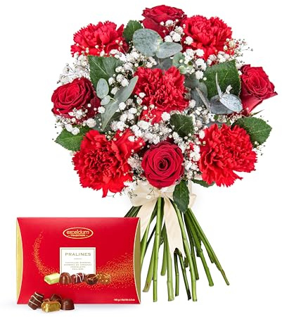 Bouquet Amore per San Valentino Con cioccolatini - Un incantevole mix di rose rosse, garofani rossi, eucalipto e cipresso giapponese - Fiori freschi - Bouquet per San Valentino