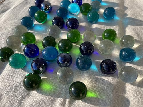 FAIRY TAIL & GLITZER FEE 40 Klare Glasmurmeln Groß Blau Grün Klar Mischung 27mm Murmeln Groß Murmel Dekokugeln Dekoration Basteln Aquarium