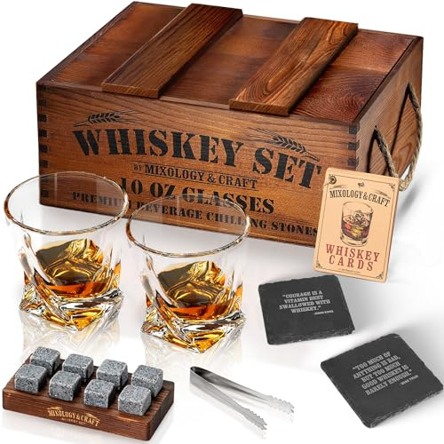 Mixology & Craft Whisky Gläser Geschenkset für Männer & Frauen - 2 Whiskey Gläser, 8 Whisky Steine, 2 Schieferuntersetzer, Eiswürfel Zange & Rezeptkarten in Deko Holz Geschenkbox - Bar Zubehör