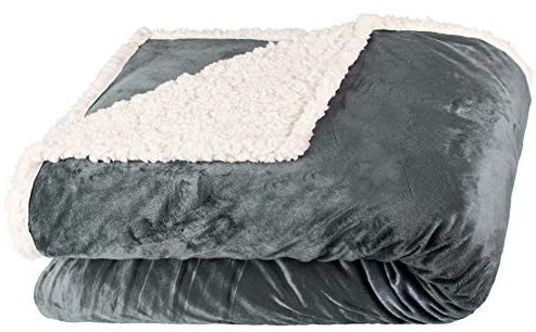 aqua-textil Kuscheldecke 150 x 200 cm grau weiß Felldecke Imitat Wendedecke Nicki Lammfell Optik Sherpa Fleece Oeko-TEX Arctic