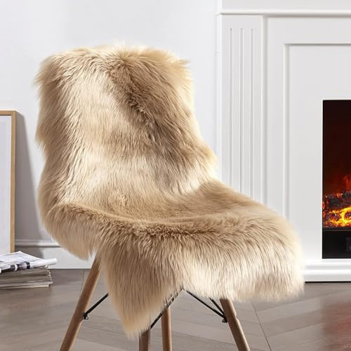 JXLOULAN Tapis en Peau de Mouton Synthétique Beige 60x90 cm, Tapis Fausse Fourrure Carpette Moelleuse pour Chambre à Coucher, Salon, Jet de Divan de Décoration Chaise