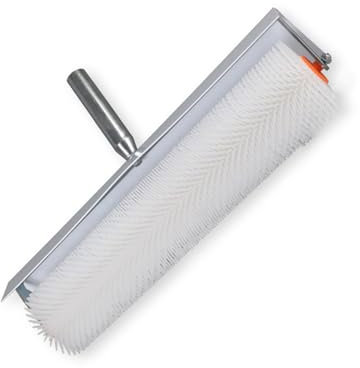 our fave Rouleau de tamisage à pointes pour enlever les bulles et niveler en douceur sur les surfaces de sol Outil de ciment avec protection anti-éclaboussures