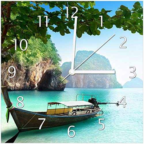 Wallario Design-Wanduhr Fischerboot in Thailand blaues Meer und Steinfelsen aus Glas, Motiv-Uhr Größe 30 x 30 cm, weiße Zeiger