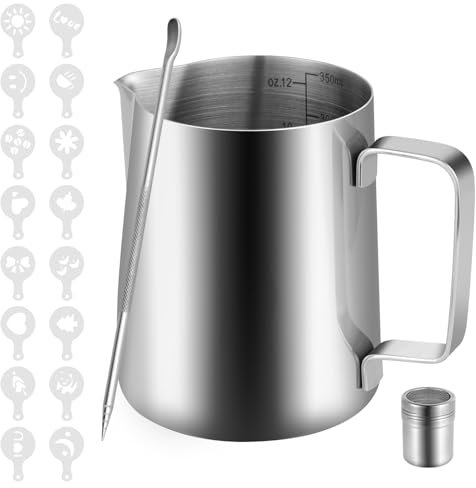 AiQInu Milchkännchen Edelstahl 350ml, Milchkanne Barista mit Messung Mark,Milchschaumkännchen mit Kakaostreuer, 16 Latte Art Schablonen & Pen für Cappuccino und Espresso
