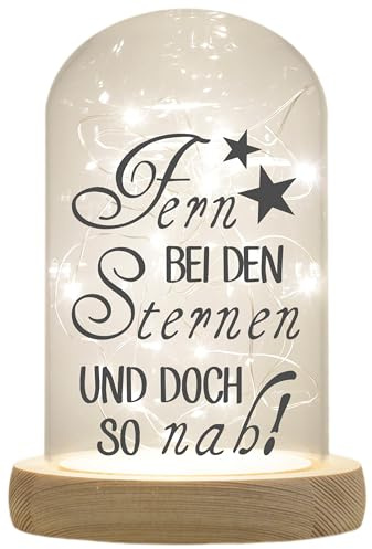 WB wohn trends LED-Glaskuppel, Fern bei den Sternen und doch so nah, 16,5x11cm, Glasglocke mit LED-Licht und Holz-Fuß LED-Laterne LED-Lampe mit Text Spruch