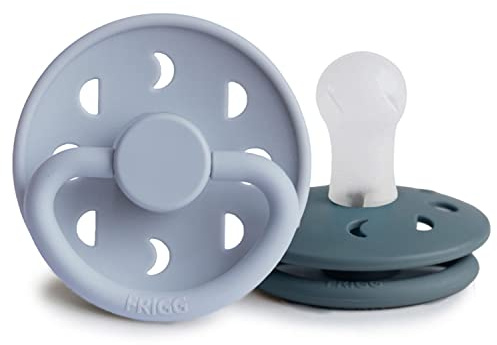 FRIGG Mondphase Silikon Schnuller | Schnuller 2 Packung | Symmetrischer Sauger in Kirschform | BPA-frei | Hergestellt in Dänemark | Silikon Schnuller | (Powder Blue/Slate, Größe 1 (0-6 Monate))