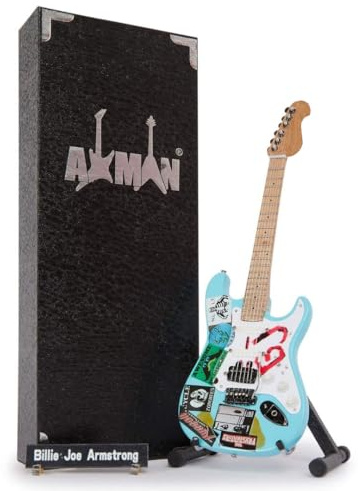 Billie Joe Armstrong Miniatur-Gitarren-Nachbildung – Musikgeschenke – Handgefertigte Ornamente im Maßstab 1/4 – inklusive Displaybox, Namensschild und Miniatur-Gitarrenständer