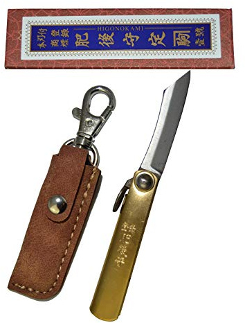 HIGO NO KAMI Couteau de Poche Pliant Mini Artisanal Japonais Mamé Manche Laiton et sa Pochette Couteau Estampillé Fait Main au Japon par Nagao Kanekoma Acier SK à Haute Teneur en Carbone (Marron)