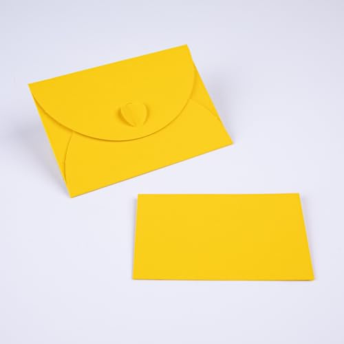 PresentFill® 50 Mini Briefumschläge mit Karten – Sonnen Gelb – Kleine Umschläge Mini mit Herz Verschluss und Blanko Karten aus 100% Recycling Kraftpapier zum Selbst gestalten und beschriften