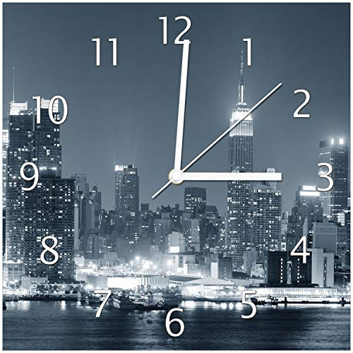 Wallario Design-Wanduhr New York Skyline - Schwarz Weiß Blau aus Glas, Motiv-Uhr Größe 30 x 30 cm, weiße Zeiger