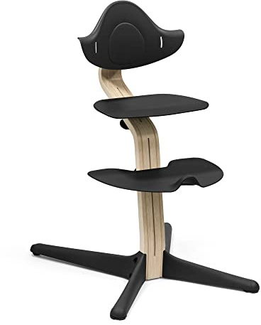 Stokke Nomi Stuhl, Black/Natural - Inspiriert zu aktivem Sitzen - Ohne Werkzeug stufenlos verstellbar - Inklusive Fußstütze und kippsicheren Rädern - Bis 150 kg belastbar