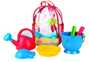 Hape Strandrucksack Grundausstattung – 7-teiliges Sandspielzeug-Set mit Eimer, Schaufel, Rechen, Sieb, Gießkanne und Förmchen, Outdoor-Spiel ab 24 Monaten