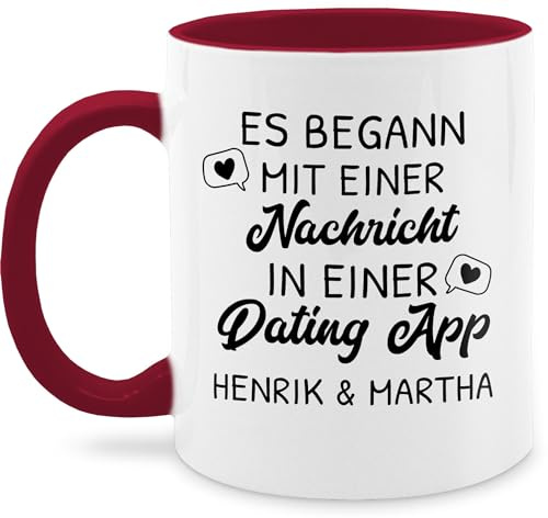 Tasse Tassen 325ml - Partnertasse Partnerin - Es begann mit einer Nachricht in einer Dating App - 325 ml - Bordeauxrot - partnergeschenke partnertassen partner liebesspruch glühweintassen