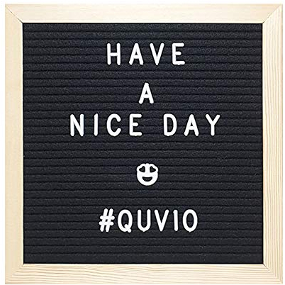 QUVIO Letterboard, büro, schreibtisch, deko wohnzimmer, Holzrahmen Eiche brett mit 460 Buchstaben, Zeichen, Symbolen, Schildern, 25.5 x 25.5 cm buchstaben box, Filz-Buchstabenbrett (Braun)