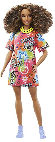 Barbie Fashionistas Puppe, Puppe mit braunem lockigem Haar, Good Vibes T-Shirt Kleid, lila Schuhe, goldene Halskette, inkl Puppe, Geschenk für Kinder, Spielzeug ab 3 Jahre,HJT00