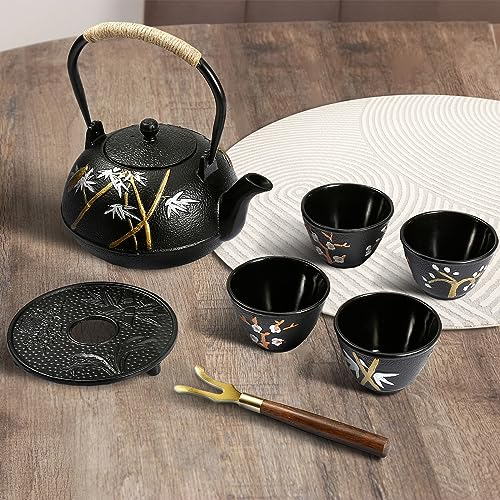Dyna-Living Teekanne Gusseisen Set, Japanische 1,2 Liter Gusseiserne Teekanne 4 Teebecher, Basis, Edelstahl Sieb, Holzgriff Clip, Handbemaltes,Schwarz