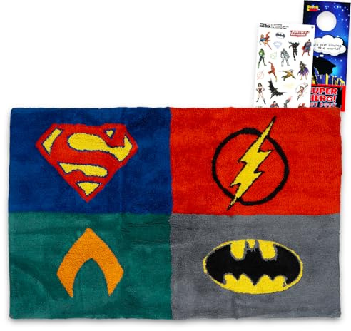 DC Comics Justice League Tapis décoratif pour chambre d'enfant avec Superman, Batman, The Flash, Aquaman Plus, mini affiches, autocollants, plus | Tapis de super-héros antidérapant 77,5 x 41,9 cm