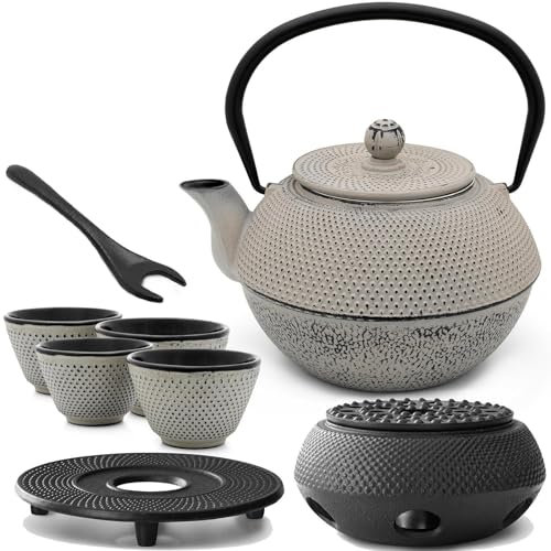 Asia Teekanne Gusseisen Set 1.1 Liter - grauer Teekessel & Edelstahl-Filter für losen Tee & 4 Tee-Becher & Stövchen & Untersetzer & Deckelheber