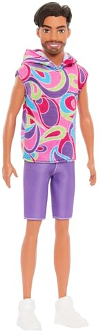 Barbie Fashionistas Ken-Puppe Nr. 227 mit Outfit, das an den Totally Hair Look erinnert, brünette Modepuppe mit kurzem Bart und schlankem Körperbau, Sammelfigur zum 65. Jubiläum, HRH26