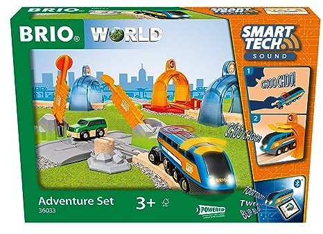 BRIO 36033 Smart Tech Sound Abenteuer- Set - Interaktives Holzeisenbahn-Set inklusive Smart Tech Sound Lok mit Aufnahmefunktion und Abenteuer-Bahnübergang - Empfohlen für Kinder ab 3 Jahren
