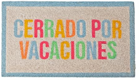 FISURA – Fußmatte cerrado por vacaciones aus Kokosfaser mit Rutschfester PVC-Unterseite. Bunte, handbemalte Türmatte mit originellem Design. Maße: 70 cm x 40 cm.