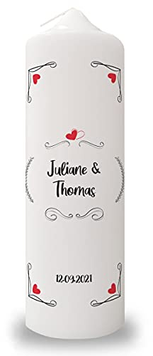 GRAVURZEILE Bedruckte Kerze - Red Hearts Design - Personalisiert mit Namen, Datum & Wunschtext - Geschenk für Paare zur Hochzeit zum Valentinstag - Hochwertige Stumpenkerze Weiß 250/80 mm