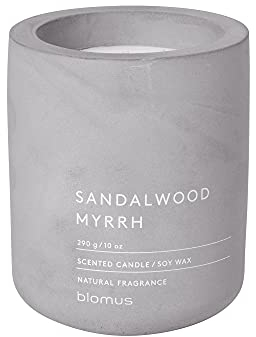 Blomus -FRAGA- Duftkerze L aus Sojawachs, Microchip, hochwertiger Raumduft, charakteristische Beton-Optik, Duft SANDALWOOD MYRRH, 55 h Brenndauer, rußarm (H / B / T: 11 x 9 x 9 cm, Micro Chip, 65657)