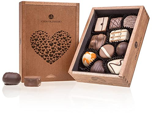 CHOCOLISSIMO - 10 edle Pralinen in einem personalisierbaren Holzkästchen mit Herzmotiv | Geschenk | Schokolade | individuelle Geschenk | eigene Gravur | Gravierung | Mann | Frau | Valentinstag