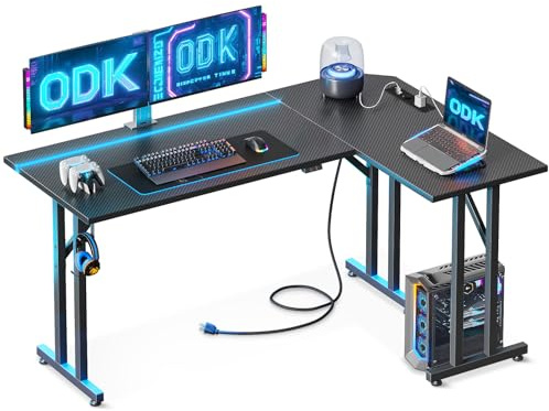 ODK Scrivania Gaming Led con Porta E presa Di USB, Postazione Gaming con Gancio per Cuffie, Tavolo Gamer con Piano Del Tavolo in Fibra di, Scrivania Gamer Angolare Carbonio Nera 130×90 cm