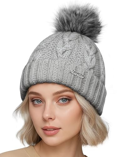 Neverless® Damen Strickmütze mit Pompom Zopfstrickmuster Bommelmütze gefüttert mit Fleece Wintermütze Model 1979 Hellgrau Unisize
