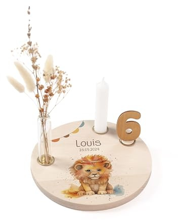 Nord-Kind® Geburtstagsteller personalisiert – Löwe 3 | Personalisiert aus Buchenholz, inkl. Kerze, Vase, Zahlen und Haltern; 20 cm.