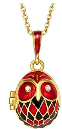 Trés Joli Pendentif Oeuf Style Fabergé Chouette Ouvrant avec Charm et sa chaîne plaquée Or.