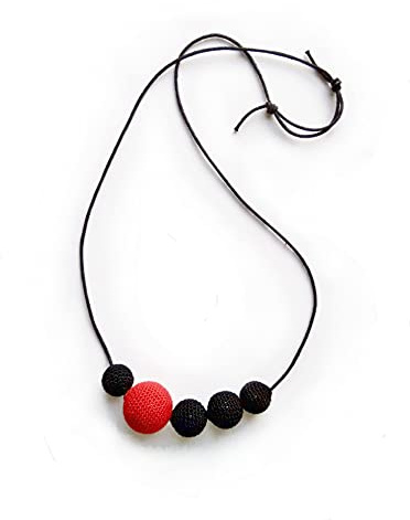 collana geometrica moderna minimalista fatta all'uncinetto