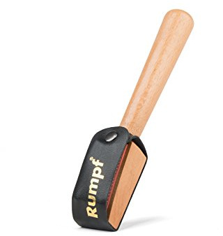 Rumpf Tanzschuhputz Bürste mit Lederschutz für Tanzschuhe mit Chromledersohle in Beige, Griff, Ständer aus Plastik oder Metall