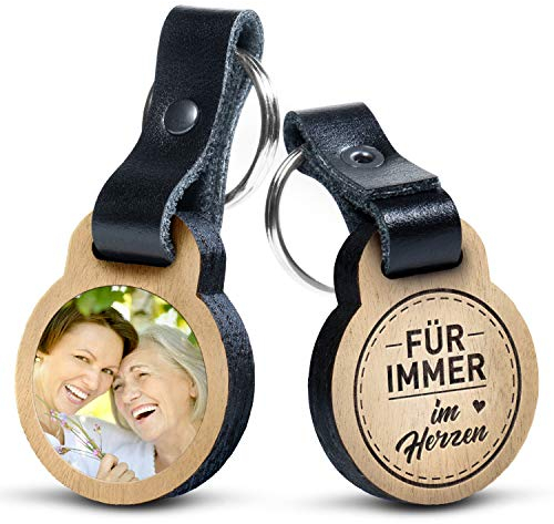 schenkYOU Premium „Für immer im Herzen“ - Foto-Schlüsselanhänger aus Eichenholz mit Gravur und kratzbeständigem Foto in Farbe - personalisierte Geschenkidee zu für Muttertag