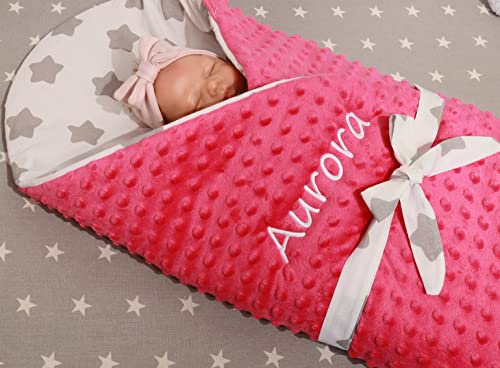 BotoBaby ★ Zweilagige Einschlagdecke Babydecke mit Namen und Datum Bestickt ★ Minky Hörnchen ★ Baumwolle ★ Füllung ★ 75x75 cm ★ (Pink - Sternen 2)