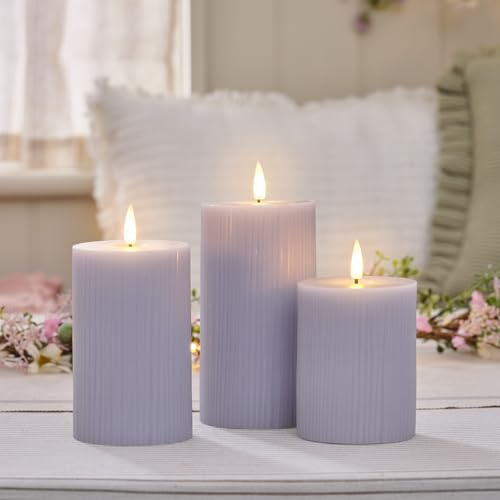 Lights4fun 3er-Set TruGlow® Gerippte lavendelfarbene Stumpenkerzen aus Echtwachs | Warmweiße flackernde LEDs | mit Fernbedienung & 6h Timer | Batteriebetrieben | Deko Frühjahr | Verschiedene Größen