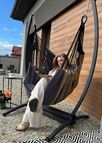 Izabell Hängesessel mit Stahlgestell und Großen Kissen – XXL Schaukelstuhl und Hängematte für Indoor & Outdoor – aus Jutesäcken von Kaffeeröstereien – Coffee Swing (grau)