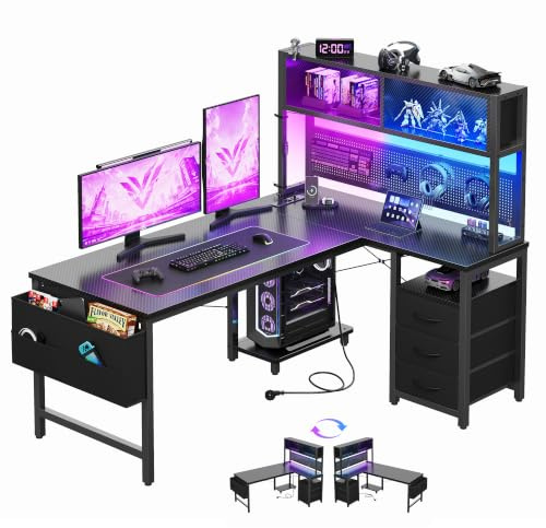 YOUDENOVA Scrivania Angolo a L Reversibile Scrivania Gaming con Pannello Forato e Mensola, Tavolo da Lavoro con LED, Presa e USB, 3 Cassetti per Working e Videogiochi 135x100 cm Nero Carbone